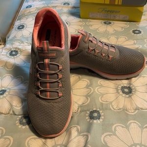Skechers sneakers size 7 wide  just too big for me